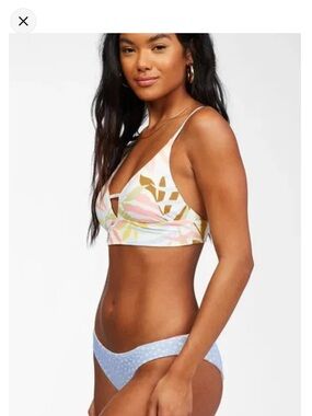 ☀️Billabong Tropic Jungle Bikini top (M) and Reversible Fiji Bottoms (S)☀️
